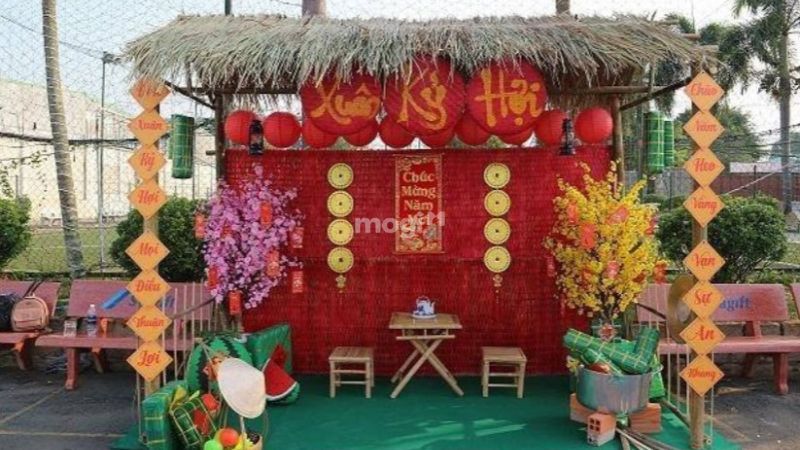 10 ý tưởng trang trí gian hàng Tết ấn tượng và bắt mắt 2 Dùng mành tre trang trí gian hàng bắt mắt