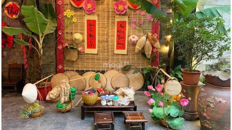 10 ý tưởng trang trí gian hàng Tết ấn tượng và bắt mắt 4 Quang gánh làm phụ kiện trang trí gian hàng Tết