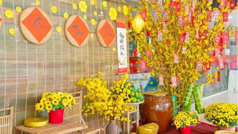10 ý tưởng trang trí gian hàng Tết ấn tượng và bắt mắt 11 Gian hàng Tết rực rỡ hoa mai vàng