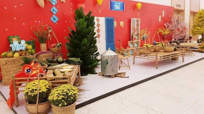 10 ý tưởng trang trí gian hàng Tết ấn tượng và bắt mắt 18 Liễn treo trang trí khắp gian hàng ngày Tết
