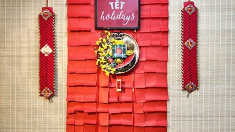 10 ý tưởng trang trí gian hàng Tết ấn tượng và bắt mắt 23 Trang trí gian hàng bằng dây pháo đỏ đẹp