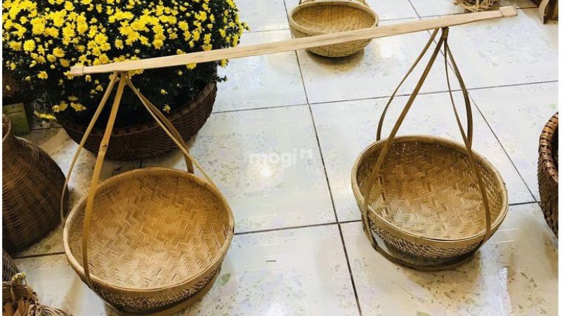10 ý tưởng trang trí gian hàng Tết ấn tượng và bắt mắt 5 Quang gánh làm bằng tre dùng trang trí gian hàng Tết