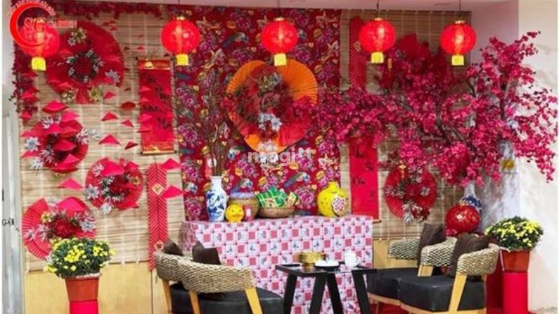 10 ý tưởng trang trí gian hàng Tết ấn tượng và bắt mắt 14 Dãy đèn lồng làm nổi bật gian hàng ngày Tết