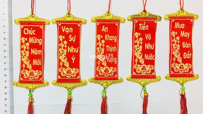 10 ý tưởng trang trí gian hàng Tết ấn tượng và bắt mắt 19 Các mẫu liễn treo trang trí Tết đẹp