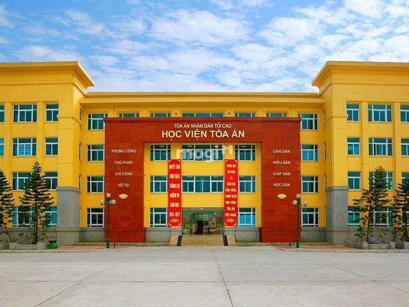 Học viện Tòa án nằm trên đường Dương Đức Hiền, xã Kim Sơn, huyện Gia Lâm, TP Hà Nội