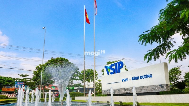 Gần ngã tư Phú Văn cũng có 2 khu công nghiệp lớn là khu công nghiệp VSIP 1 và khu công nghiệp Sóng Thần