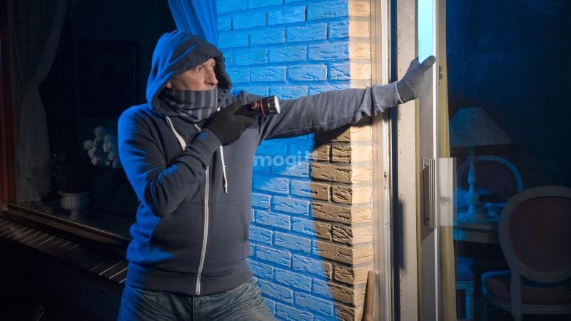 Mơ thấy mình trốn kẻ trộm và không bị phát hiện