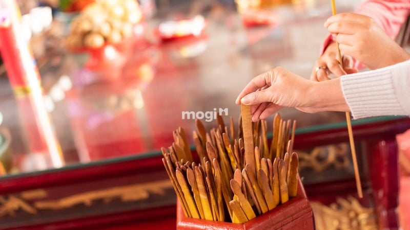 Mơ thấy đi chùa, thắp hương hoặc rút quẻ xem bói