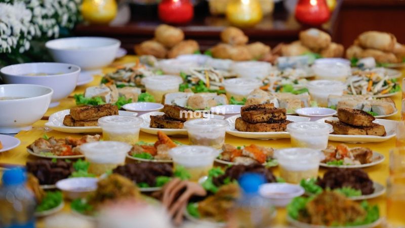 Mơ thấy vào chùa ăn cơm chay