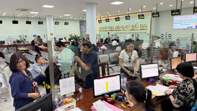 Người dân làm thủ tục Trải nghiệm tại MB66 Casino trực tuyến hàng đầu