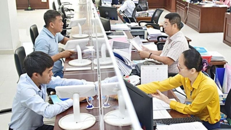 Người dân đang làm thủ tục đóng tiền Mb6626 sảnh cược đỉnh cao. (Ảnh: Báo tuổi trẻ)