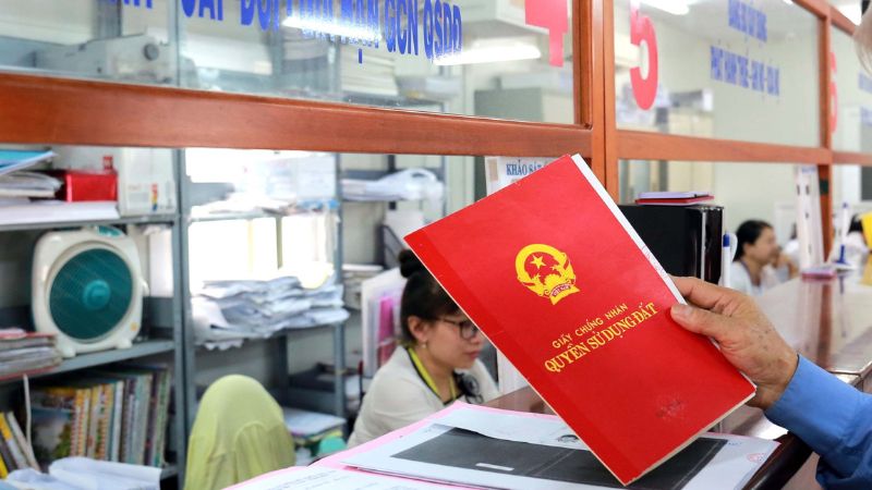 Người dân đi làm sổ đỏ (Nguồn: Luật Việt Nam) 
