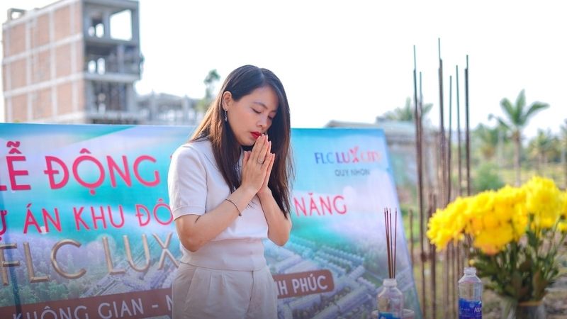 Ngày Tốt Động Thổ Tháng 1 Năm 2026: Chọn Ngày Đẹp Xây Nhà 5 Gia chủ khấn vái trong lễ động thổ (Nguồn: Tân Phát Tote & Building)