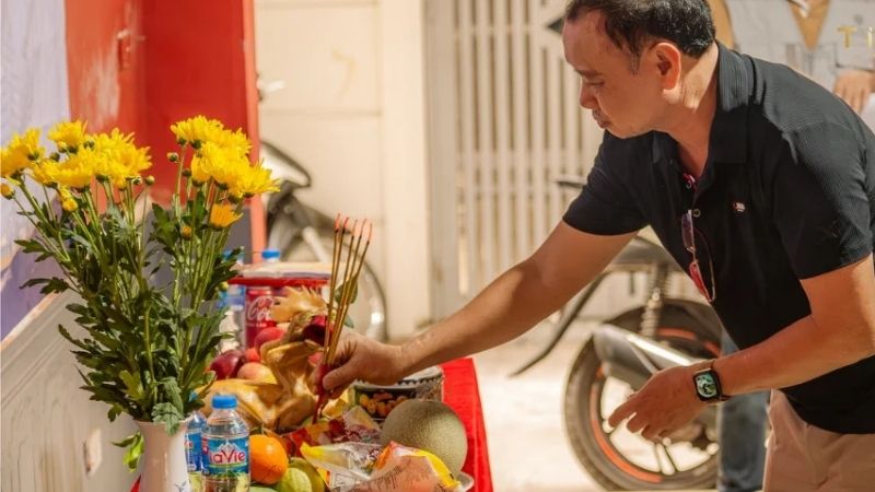 Ngày Tốt Động Thổ Tháng 1 Năm 2026: Chọn Ngày Đẹp Xây Nhà 3 Gia chủ thấp nhang cúng động thổ (Nguồn: Tidi Cons)