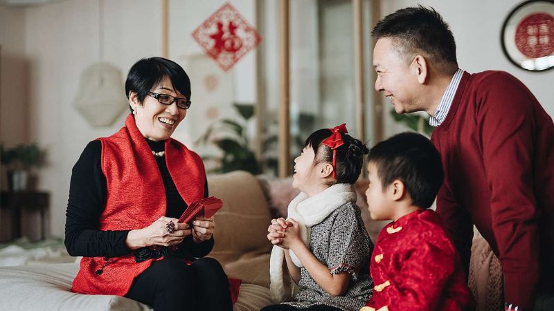 Xông đất đầu năm mới là một phong tục truyền thống trong văn hóa Á Đông (Nguồn: Báo Vietnamnet)