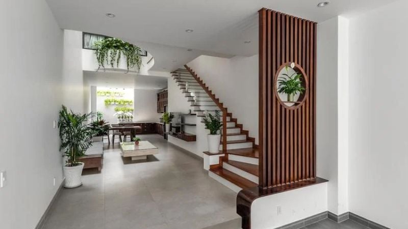 Cầu thang nhà ống nên đặt sát tường tránh đặt giữa nhà gây cản trở sinh khí lưu thông (Nguồn: Phong thủy tử vi)