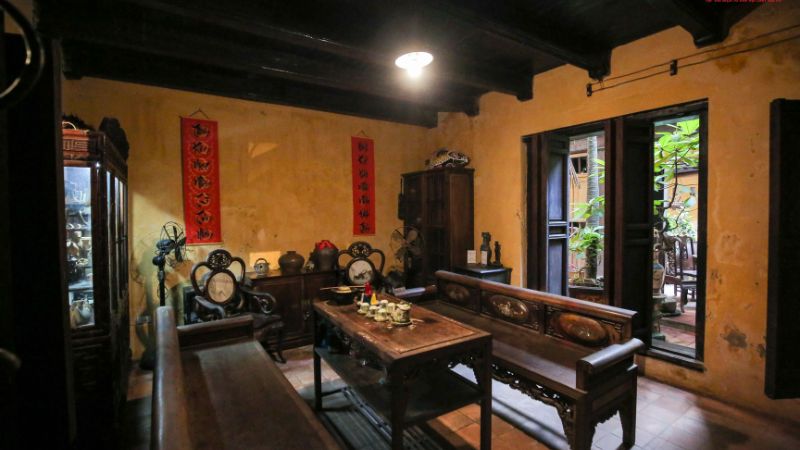 Các vật dụng bằng gỗ như bàn ghế, giường, tủ… không chỉ phù hợp với kiến trúc truyền thống