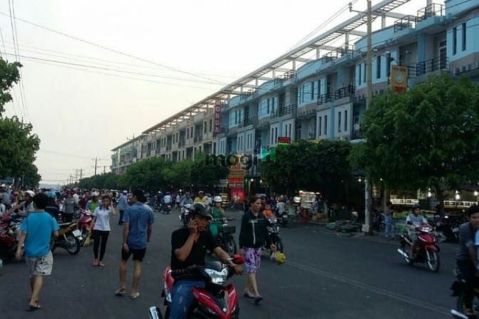 Hình ảnh Chuyển định cư cần bán nhà 125m2 1 trêt 1 lầu đối diện chợ
