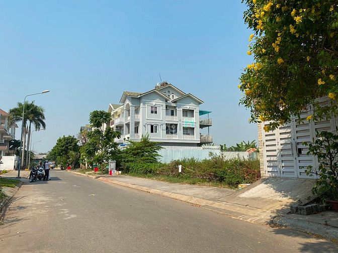 Hình ảnh BÁN GẤP LÔ GÓC duy nhất đường 16m Đặng Thùy Trâm, 10mx19m, DTCN 185m2