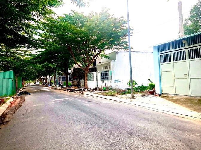 Hình ảnh Bán lô đất 2 mặt tiền đắc địa (16m,20m). 5mx40m = 200m2. 32tr/m2.SHR