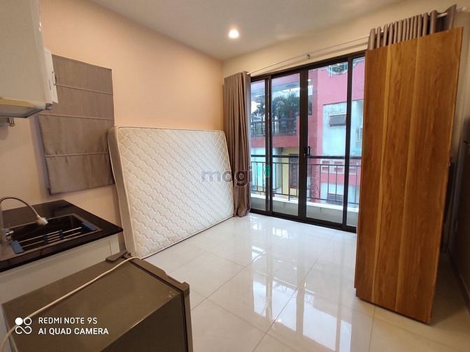 Hình ảnh studio full nội thất balcon siêu rộng cực kì thoáng ngay Phú Nhuận