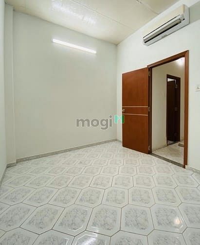 Hình ảnh Cho thuê nhà hẻm xe hơi đường Hoàng Việt, Tân Bình