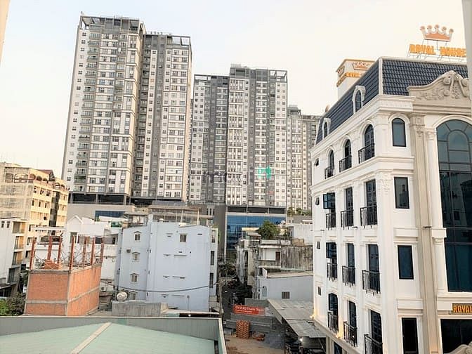 Hình ảnh Siêu Phẩm Balcony Gỗ Hương Tự Nhiên Ngay TT Quận 10 💥
