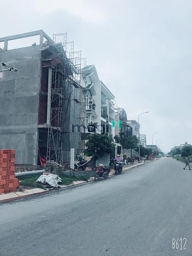 Hình ảnh Gia đình tôi cần bán lô Đất Thổ Cư 100 %- ngay chợ LVQ