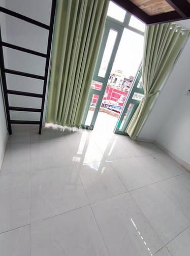 Hình ảnh Cho thuê phòng có ban công máy lạnh gần Đầm Sen