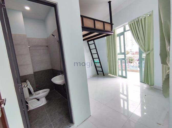 Hình ảnh Cho thuê phòng có ban công máy lạnh gần Đầm Sen