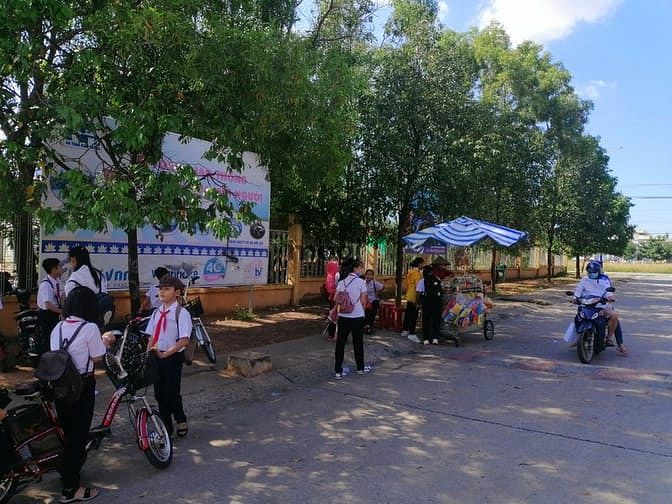 Hình ảnh Kẹt vốn bán 3 lô đất ở thổ cư 100%, dân đông, đường lớn ô tô quay đầu