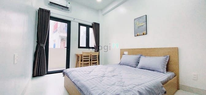 Hình ảnh CHDV ban công, full nội thất, nằm gần ga xe lửa. Q3