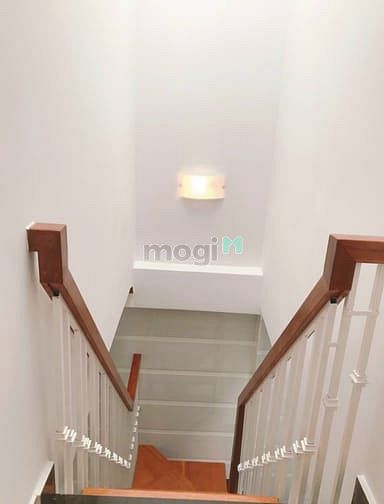 Hình ảnh Cho thuê nhà 108/6 Cộng Hoà, Phường 4, Quận Tân Bình. DTSD 180m2