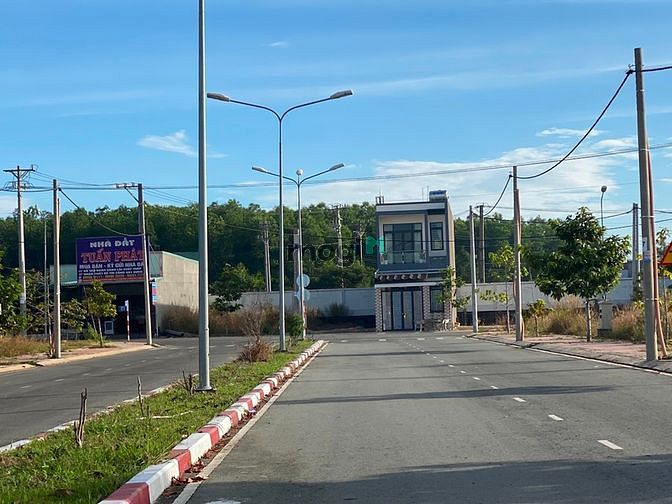 Hình ảnh Bán Gấp Lô Đất Mt Đường Nhựa Thông Ql13, Dt 100m2, Dân Cư Đông Đúc, Sh
