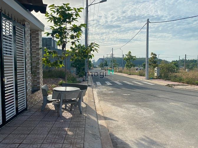 Hình ảnh Bán Gấp Lô Đất Mt Đường Nhựa Thông Ql13, Dt 100m2, Dân Cư Đông Đúc, Sh