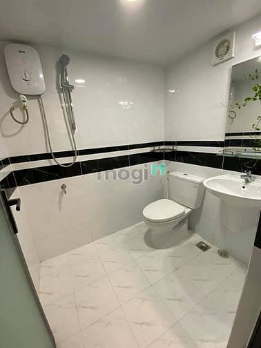 Hình ảnh Phòng mới xây có ban công, thang máy. Cách Etown Cộng Hòa 5p