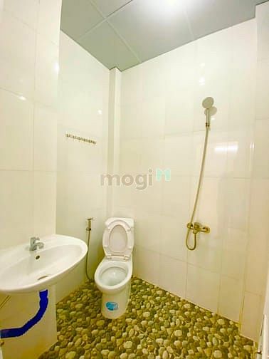 Hình ảnh Nhà mới xây, thang máy, ban công, NT cơ bản.q10