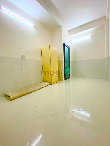 Hình ảnh Nhà mới xây, thang máy, ban công, NT cơ bản.q10