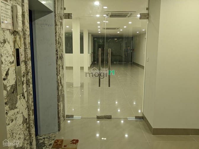 Hình ảnh Cho thuê nhà 5 tâng mặt phố Trần khát Chân