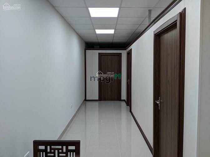 Hình ảnh Cho thuê nhà 5 tâng mặt phố Trần khát Chân