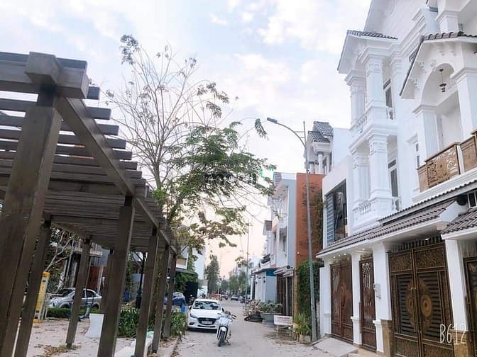 Hình ảnh Bán Biệt Thự 2 Lầu, Đối Diện Công Viên - KDC Nam Long 2