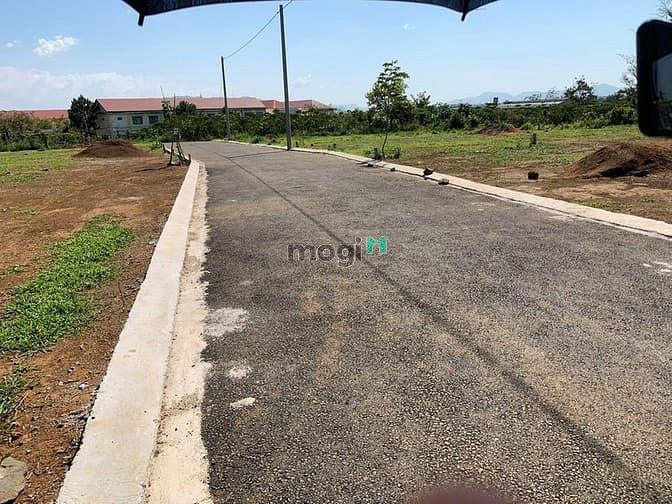 Hình ảnh Bán gấp đát có sẵn sổ hồng sát trường học