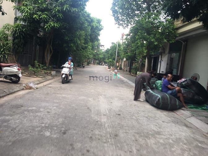 Hình ảnh Bán chạy lỗ gấp khu đất 65m2 Cự Khối SĐCC