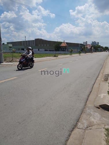 Hình ảnh Bán đất MT Hương Lộ 10, giá 23tr/m2, SHR, cách chợ Bình Chánh 1,2km