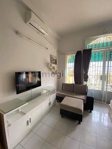 Hình ảnh căn dộ dịch vụ siêu thoáng mát, có cửa sổ rộng, nội thất đầy đủ