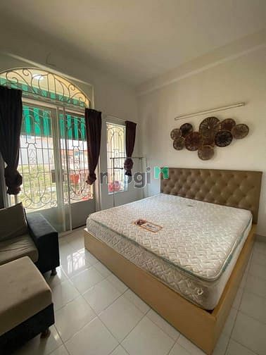 Hình ảnh căn dộ dịch vụ siêu thoáng mát, có cửa sổ rộng, nội thất đầy đủ