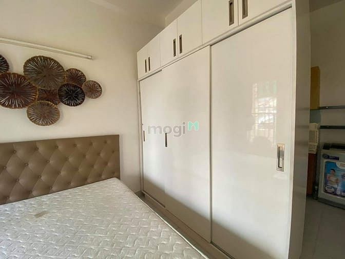 Hình ảnh căn dộ dịch vụ siêu thoáng mát, có cửa sổ rộng, nội thất đầy đủ