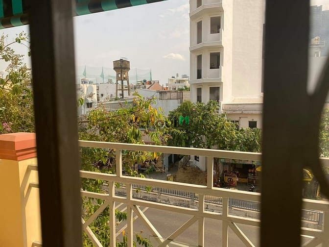 Hình ảnh căn dộ dịch vụ siêu thoáng mát, có cửa sổ rộng, nội thất đầy đủ