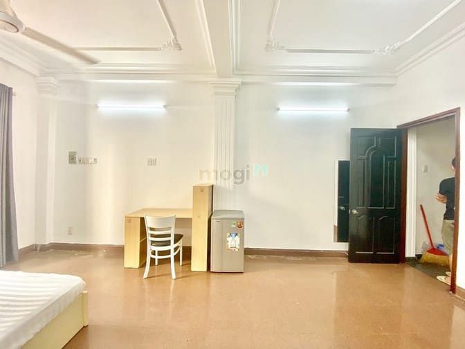 Hình ảnh sát cầu Sài Gòn, full nội thất, có ban công, free xe+rác+quản lý