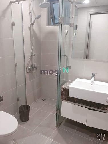 Hình ảnh Cho thuê GoldView Q4, Nội thất cơ bản (bếp, rèm, máy lạnh, tủ âm tường